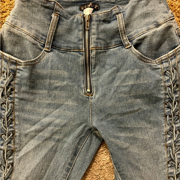Venus brand Woman size 4 Lace up sides Zipper closure. Great condition No flaws - Picture 12 of 15